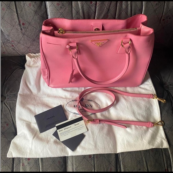 Prada Saffiano Lux Leather Tote BN1874
Begonia Colour (pink)
Size 33 cm - Picture 2 of 4